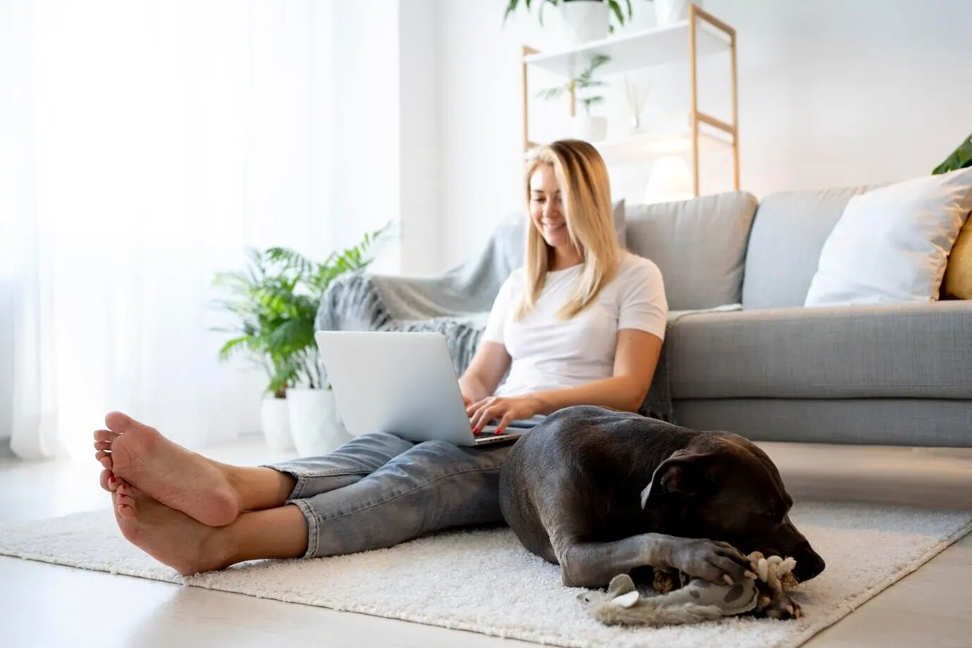 Totaalshot van een vrouw die op de vloer aan het werk is.